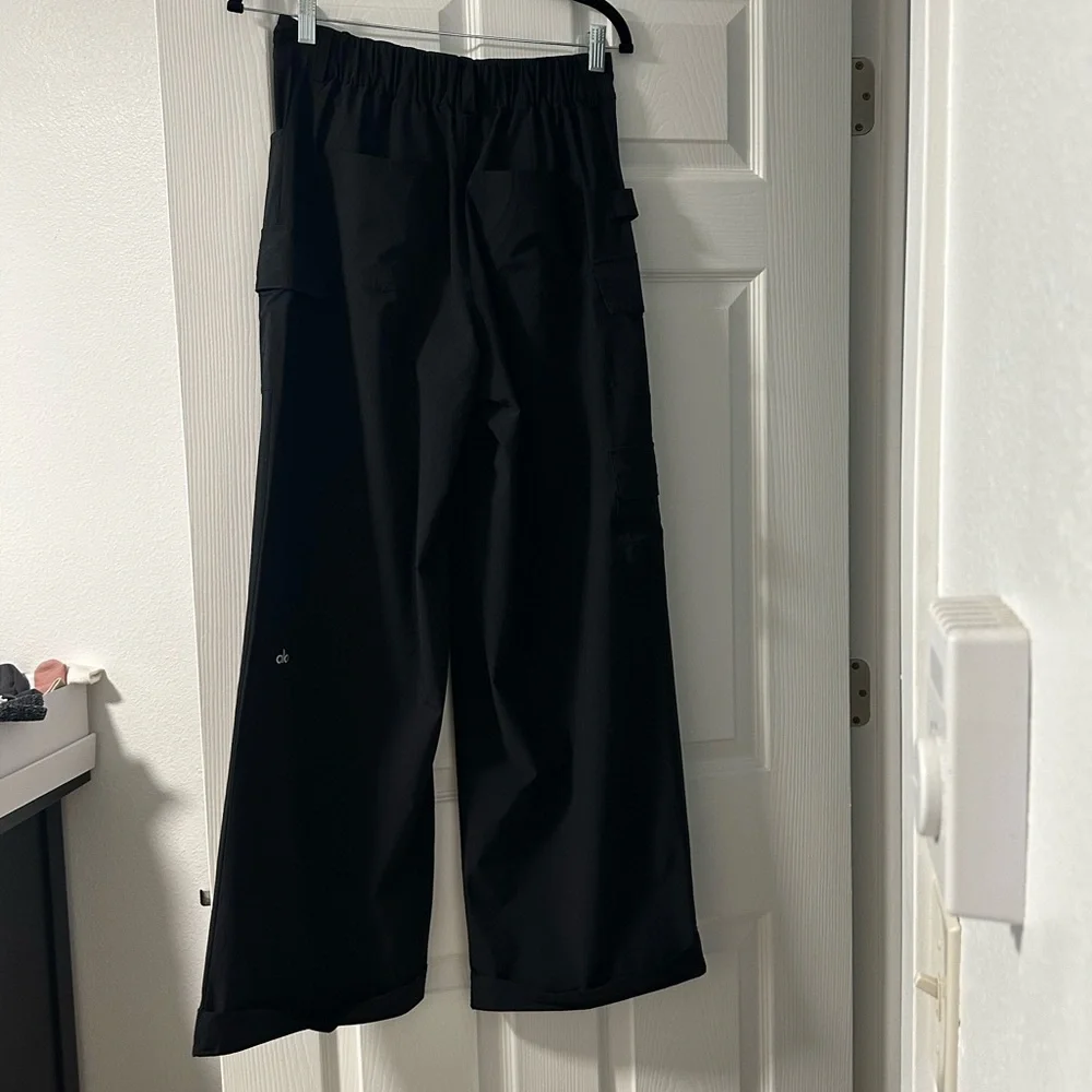 ALO Yoga Mid-Rise Workwear Cargo Pants in Black